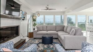 Living area - Be a Nomad | Stunning Oceanfront 7-bedroom Home (Jacksonville Beach)