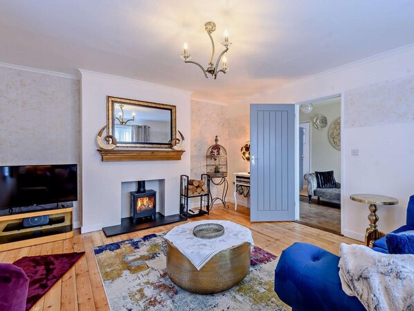 TV, fireplace - 2 Bed in Cheltenham (oc-81427) (Bourton-on-the-Water)
