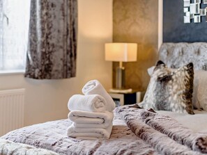 Travel cot, free WiFi, bed sheets - 2 Bed in Cheltenham (oc-81427) (Bourton-on-the-Water)