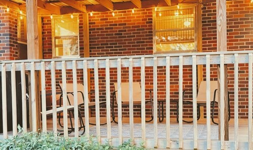 Retro 3BR Cottage, Fast WiFi, Near Hospitals & Sports Complexes