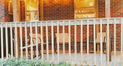 Retro 3BR Cottage, Fast WiFi, Near Hospitals & Sports Complexes
