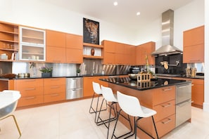 Wasserkocher mit Kaffee-/Teezubehör, Kühlschrank, Mikrowelle, Ofen