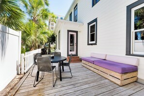 Outdoor dining - Be a Nomad - Charming Pool House 1 blck to beach (Jacksonville Beach)