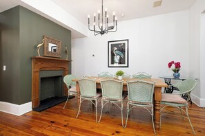 Dining - Be a Nomad - Charming Pool House 1 blck to beach (Jacksonville Beach)