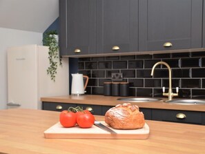 Oven, dishwasher, high chair, cookware/dishes/utensils - 1 Bed in Braunton (oc-75527) (Braunton)
