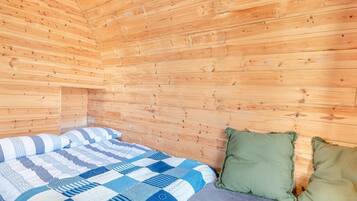 Een strijkplank/strijkijzer, reisbedje, gratis wifi, beddengoed