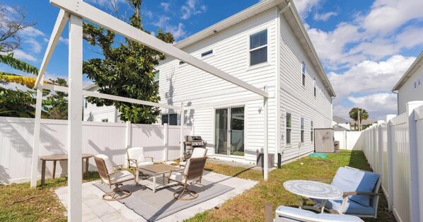 Outdoor dining - Be A Nomad | Pet Friendly 4BR House | 1 Block to Jacksonville Beach | Sleeps 7 (Jacksonville Beach)