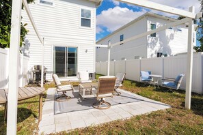 Outdoor dining - Be A Nomad | Pet Friendly 4BR House | 1 Block to Jacksonville Beach | Sleeps 7 (Jacksonville Beach)