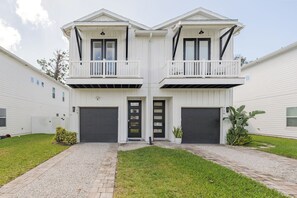 Exterior - Be A Nomad | Pet Friendly 4BR House | 1 Block to Jacksonville Beach | Sleeps 7 (Jacksonville Beach)