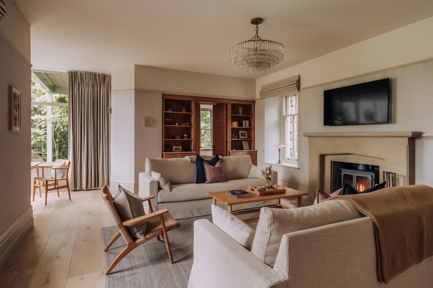 TV, fireplace