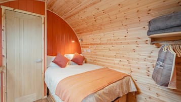 Iron/ironing board, travel cot, free WiFi, bed sheets