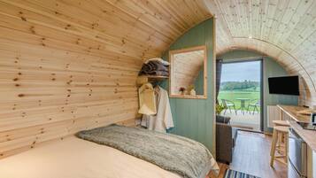 Iron/ironing board, travel cot, free WiFi, bed sheets