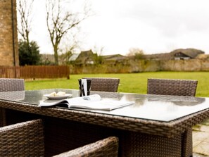Outdoor dining - 3 Bed in Banbury (oc-cc034) (Claydon)