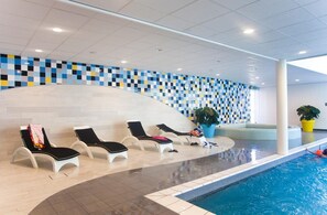 Innendørsbasseng og et oppvarmet basseng