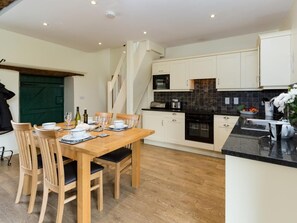 Oven, dishwasher, cookware/dishes/utensils - 2 Bed in Banbury (oc-cc005) (Claydon)