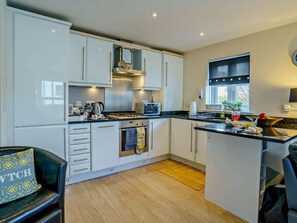 Oven, dishwasher, high chair, cookware/dishes/utensils - 3 Bed in Tenby (oc-fb181) (Tenby)