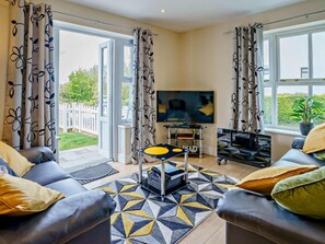 TV - 3 Bed in Tenby (oc-fb181) (Tenby)