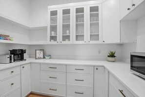 Wasserkocher mit Kaffee-/Teezubehör, Kühlschrank, Mikrowelle, Ofen