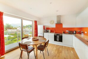Microwave, oven, dishwasher, cookware/dishes/utensils - 2 Bed in Ambleside (oc-lr111) (Ambleside)