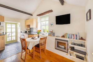 Oven, dishwasher, cookware/dishes/utensils - 1 Bed in Troutbeck (oc-lr027) (Troutbeck)