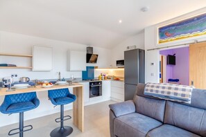 Microwave, oven, dishwasher, cookware/dishes/utensils - 1 Bed in Poundstock (oc-a41390) (Poundstock)