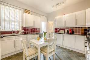 Microwave, oven, dishwasher, high chair - 2 Bed in Cromer (oc-c41427) (Cromer)