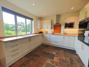 Microwave, oven, dishwasher, highchair - 5 Bed in Lambourn (oc-n42715) (Sheepdrove)