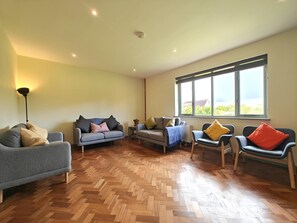 TV, fireplace - 5 Bed in Lambourn (oc-n42715) (Sheepdrove)