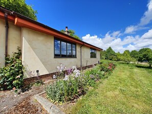 Property grounds - 5 Bed in Lambourn (oc-n42715) (Sheepdrove)