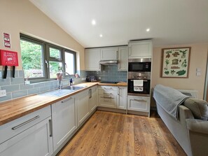 Microwave, oven, dishwasher, cookware/dishes/utensils - 3 Bed in Lambourn (oc-w42717) (Sheepdrove)