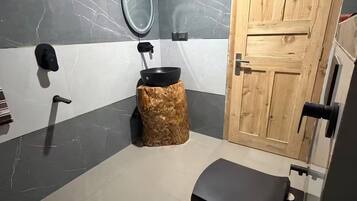 Een douche, een haardroger, handdoeken, zeep