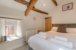 3 bedrooms, iron/ironing board, WiFi (free), bed sheets