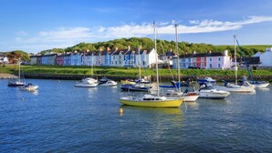 Ein Hafen mit bunten Häusern und Booten.