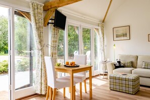 Dining - 1 Bed in Piltdown (oc-42814) (Piltdown)