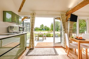 Oven, dishwasher, cookware/dishes/utensils - 1 Bed in Piltdown (oc-42814) (Piltdown)