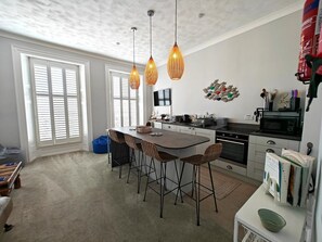 Microwave, oven, cookware/dishes/utensils - 2 Bed in Weymouth (oc-s42747) (Weymouth)