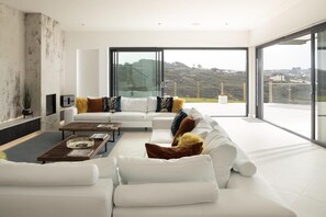 TV - 7 Bed in Newquay (oc-s42829) (Newquay)