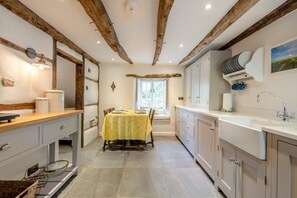 Oven, dishwasher, cookware/dishes/utensils - 2 Bed in Yealmpton (oc-o42800) (Yealmpton)