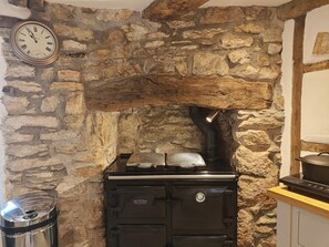 Oven, dishwasher, cookware/dishes/utensils - 2 Bed in Yealmpton (oc-o42800) (Yealmpton)