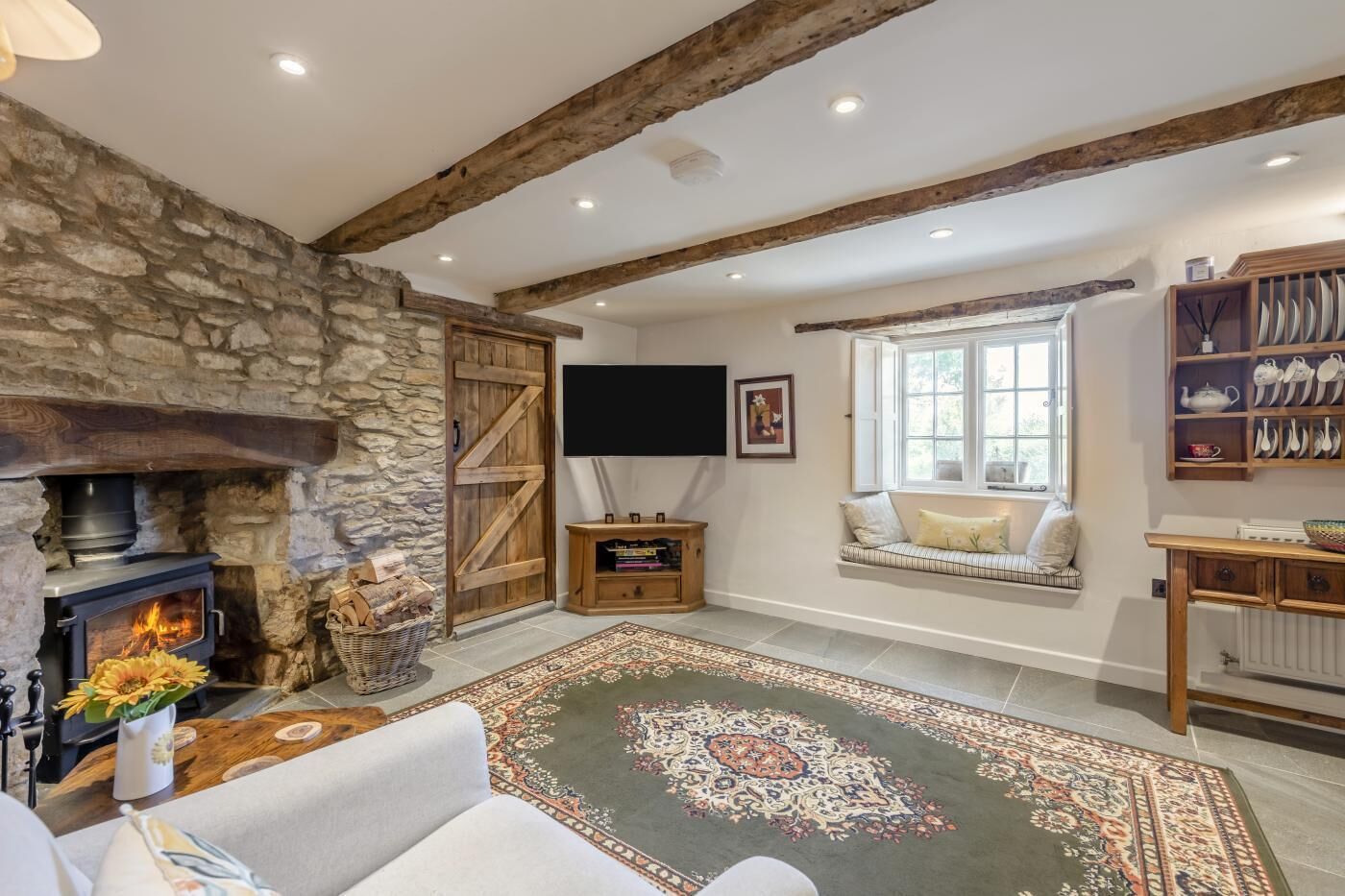 TV, fireplace