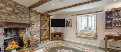 TV, fireplace