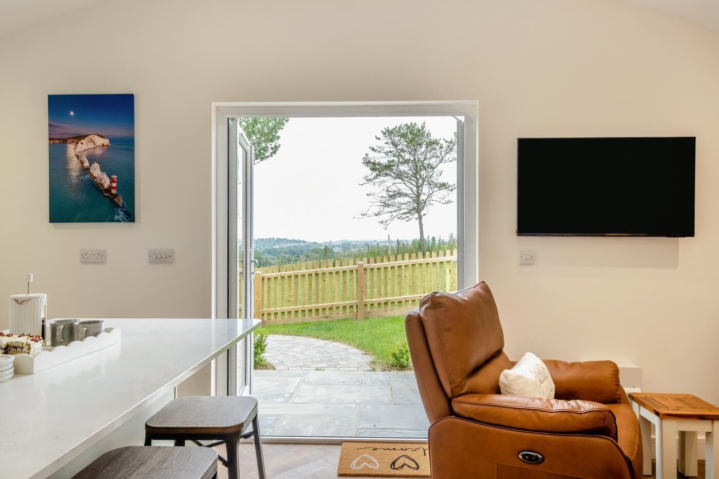 TV, fireplace