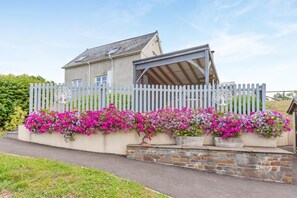 Property grounds - 1 Bed in Mynyddislwyn (oc-d44712) (Cwmfelinfach)
