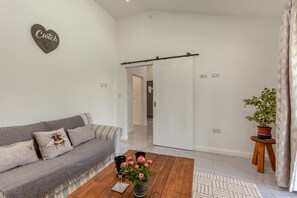 TV - 1 Bed in Mynyddislwyn (oc-d44712) (Cwmfelinfach)