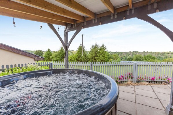 Outdoor spa tub - 1 Bed in Mynyddislwyn (oc-d44712) (Cwmfelinfach)