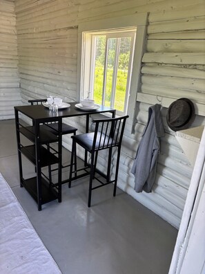 Dining - Cozy cedar log cabin in the highlands (Algonquin Highlands)