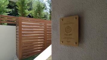 Una placa en una pared, una valla de madera y una escalera de piedra.