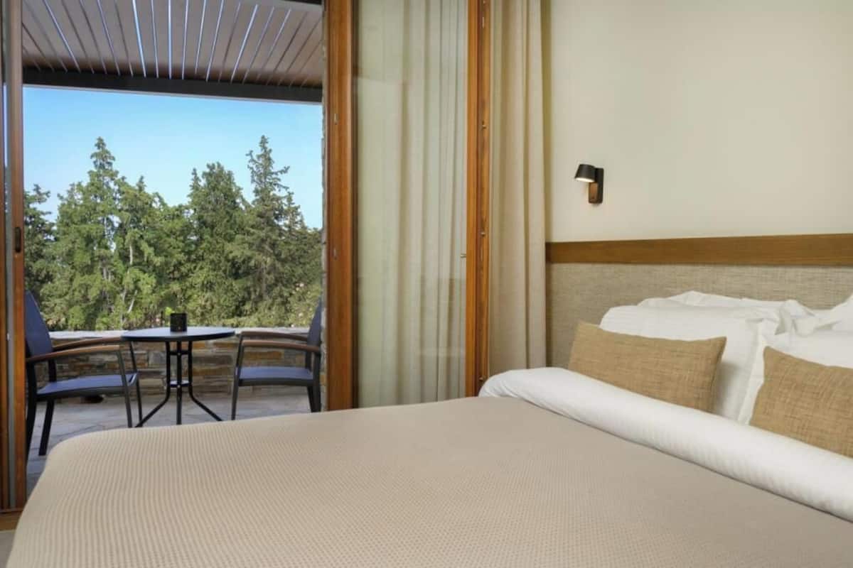 Classic Double Room, Partial Sea View | In-room safe, blackout drapes, soundproofing