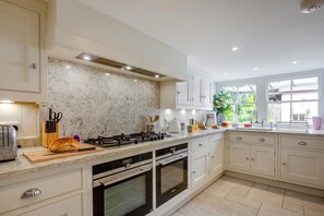 Microwave, oven, dishwasher, high chair - 6 Bed in Beaumaris (oc-t44703) (Beaumaris)