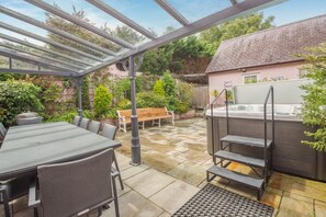 Outdoor dining - 6 Bed in Beaumaris (oc-t44703) (Beaumaris)
